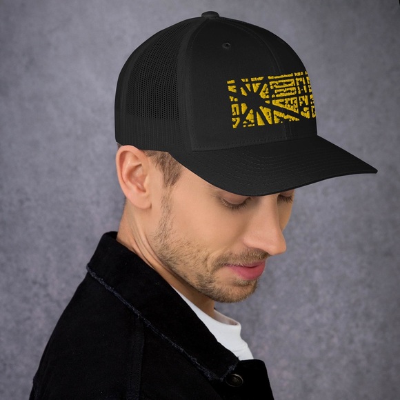 Black and Gold Hat with Bold Design “L’Eixample” main image 5